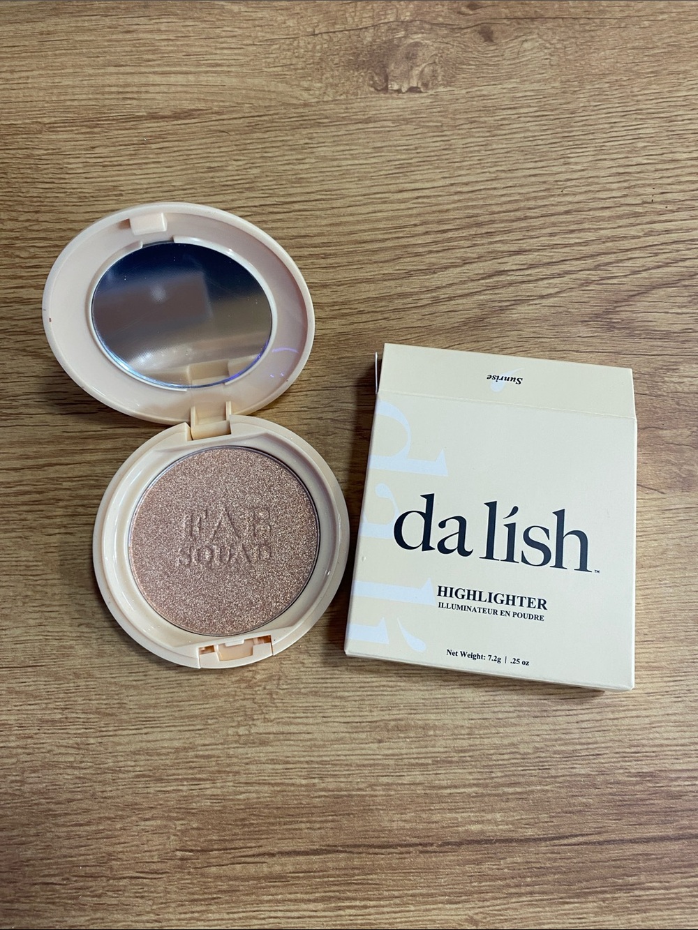 Highlighter Powder — Soft Cream Glow